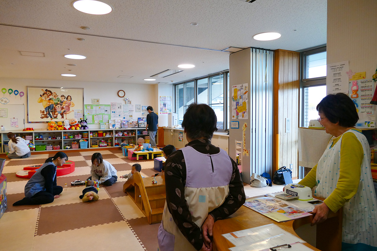 見守るスタッフ