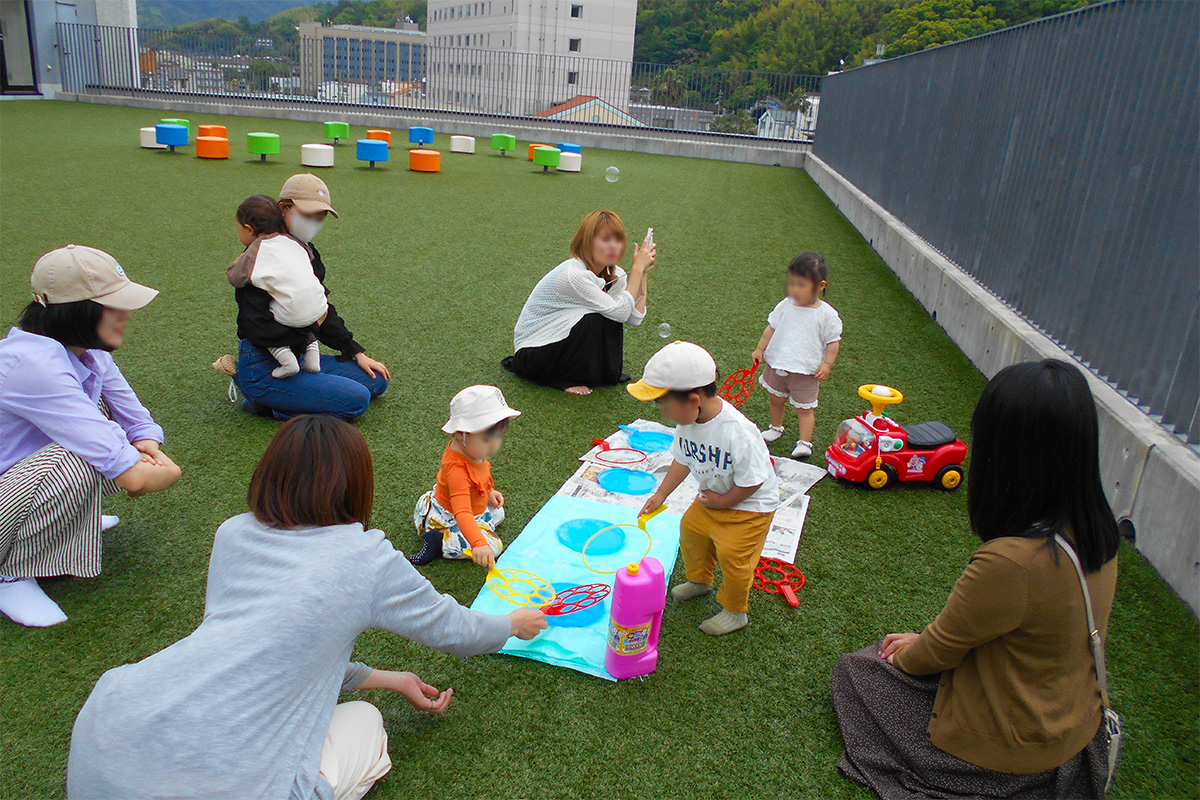 テラスでシャボン玉